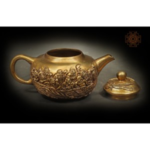 Petite bouilloire de concepteur faite à la main de 5 pouces avec des figures humaines pour la décoration intérieure et l'article de cadeau fabriqué en Inde - Product Image 2