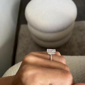 Anillo de compromiso con diamante cultivado en laboratorio de corte radiante alargado de 5.50 quilates con piedras laterales y halo oculto _ 14k certificado D-VVS2 - Product Image 3