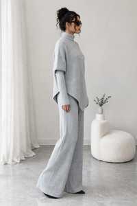 Conjunto de dos piezas para mujer: suéter gris de punto con cuello alto y pantalones anchos - Product Image 2