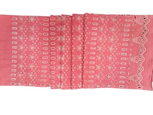Tissu en coton rose tissé imprimé, respirant et léger, avec broderie Schiffli et découpe ajourée, très demandé pour robes de filles et femmes - Product Image 3