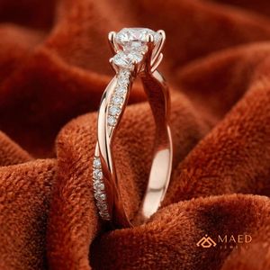 แหวนหมั้นเพชรโมอิสซาไนต์ทรงเรเดียนท์คัท ชุบทองคำขาว 14K ประดับเพชรสามเม็ด พร้อมแหวนแต่งงาน ของขวัญสำหรับเจ้าสาวในวันครบรอบ - Product Image 2