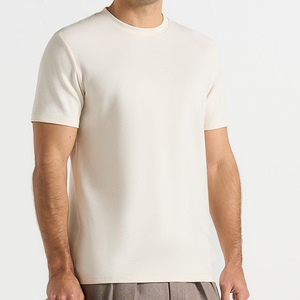 T-shirt en jersey de coton blanc à manches courtes et col rond pour homme, coupe classique, couleur unie, design simple - Product Image 1