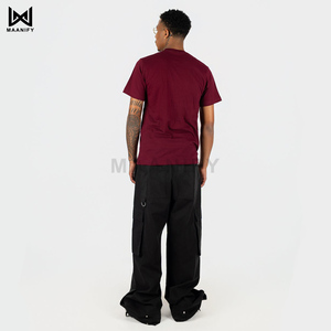 เสื้อยืดโอเวอร์ไซส์สีแดงเลือดหมูสุดหรูสำหรับผู้ชาย สไตล์สตรีทแวร์ทรงหลวม ผลิตจากผ้าฝ้ายหวี ย้อมสีสำเร็จรูป รับทำโลโก้ตามสั่ง ผู้ผลิต OEM MAANIFY - Product Image 3