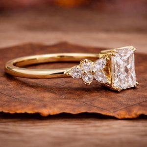 Anillo de Compromiso de Oro Amarillo Macizo con Corte Radiante, Anillo de Diamantes de Oro Amarillo con Tres Piedras, Piedras Laterales Redondas y Marquesa, Joyería Nupcial - Product Image 4