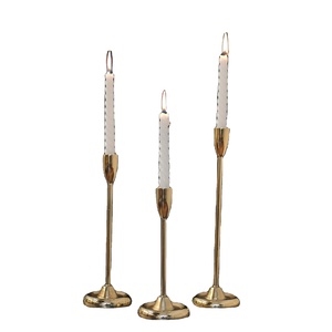 Candelabros Elegantes Hechos a Mano en Hierro Dorado Pulido, Duraderos, para Decoración de Mesa, Día de San Valentín, Navidad, Ocasiones Especiales - Product Image 1