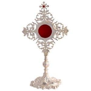 Cruz Relicario Monstrario con Acabado Plateado Brillante y Centro Rojo, Diseño Tradicional Hecho a Mano, Decoración de Mesa para el Hogar con Metal - Product Image 1