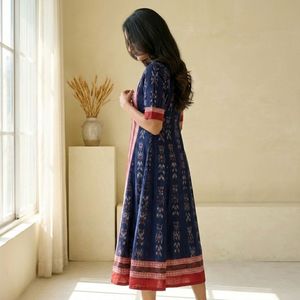 Vestido Anarkali Ikkat Arts Indigo Patola con Abertura Frontal – Azul Marino y Carmesí, Inspirado en la Costura Artesanal Étnica - Product Image 6