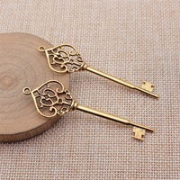 Colgante de aleación de zinc plateado envejecido con diseño de corona y llave de 22x69mm para tarjetas de invitación de boda vintage