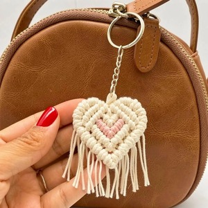 Porte-clés en forme de cœur, objet décoratif, charme en macramé fait main, parfait pour les sacs, les clés et la décoration de la maison - Product Image 5