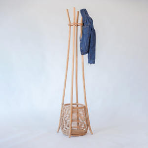 Porte-manteau sur pied en rotin naturel pour chambre et couloir - Product Image 2