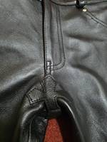 Celana Kulit Asli Hitam Premium Pria Model Biker Straight Fit Pinggang Sedang Kancing Depan Hiasan Rivet Gaya Moto Musim Dingin
