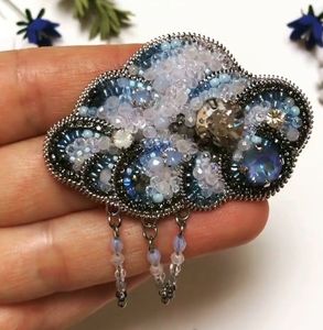 Broche de Diseño Bordado con Cuentas, Pin de Solapa Floral Hecho a Mano, Broche de Lujo con Cristales y Bordado de Cuentas Hecho a Mano - Product Image 1