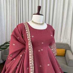VASTRA COTTAGE Elegante Conjunto de Vestido de Seda Chanderi con Trabajo de Lentejuelas y Hilo, Ropa Étnica de Diseñador con Pantalón y Dupatta de Chanderi - Product Image 2