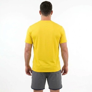 Ensemble T-shirt col rond jaune actif et short de performance gris pour homme – Léger, respirant, idéal pour l'entraînement estival et les tenues décontractées - Product Image 6