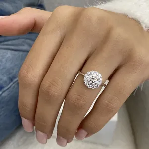 Anillo de Compromiso con Halo de Diamantes Cultivados en Laboratorio de Corte Redondo de 2.50 Quilates en Oro Blanco de 14k - Product Image 5