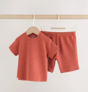 Ensembles de Vêtements d'Été Doux pour Garçons en Gros – Tenues Thermiques pour Enfants, Shorts et T-shirts Couleur Unie, Vêtements pour Bébés Garçons - Product Image 1