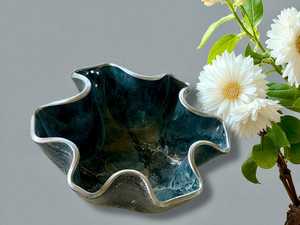 Petit bol vert sarcelle et argenté, design géode en résine époxy fait main, bol de service, cadeau de pendaison de crémaillère, décoration intérieure - Product Image 6