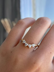 Anillo de banda curva con moissanita talla trillón VS1, oro macizo de 14K, engaste a la vista, hecho a mano, para regalo de compromiso para ella - Product Image 3
