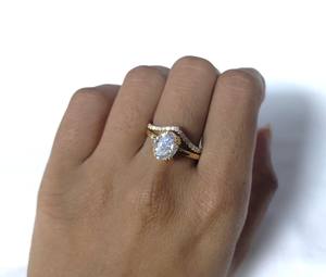 Lurba Jewels - Conjunto de Anillos de Compromiso y Boda Cristianos con Moissanita Ovalada de 2 Quilates, Oro Amarillo Sólido de 14k, Engaste de Garras, Diseño Moderno - Product Image 2