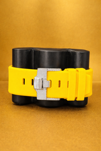 Reloj de cuarzo analógico negro de alta calificación con diamante de moissanita de goma amarilla cuadrada, claridad VVS, cristal inteligente, estilo vintage deportivo indio - Product Image 3