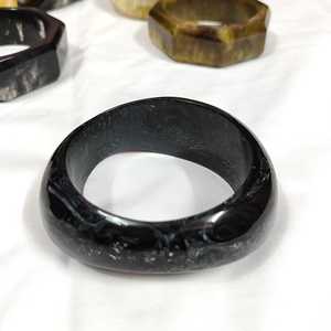 Brazalete de resina vintage negro unisex de forma redonda, joyería de moda - Product Image 1