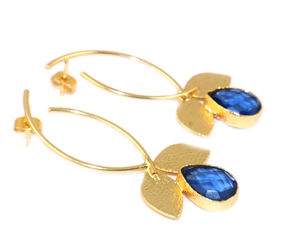 Boucles d'oreilles pendantes tendance en saphir bleu en forme de goutte d'eau, plaquées or 24 carats, faites à la main, avec feuille texturée en or et pierre précieuse, pour femme - Product Image 3