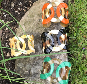 Brazalete de cuerno de vaca y búfalo pulido, estilo náutico, ecológico, de color natural para mujer, de Perfect Enterprises - Product Image 1