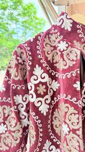 Veste en velours brodée intemporelle pour femme, élégance contemporaine, avec motif floral Suzani traditionnel, style bohème. - Product Image 6