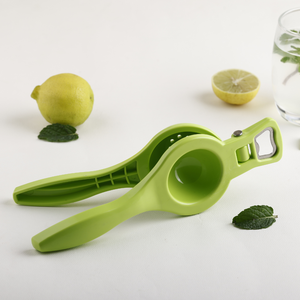 Exprimidor manual de plástico para limones con abridor de botellas incorporado, exprimidor de cítricos de doble propósito, prensa de limas, utensilio de cocina - Product Image 2