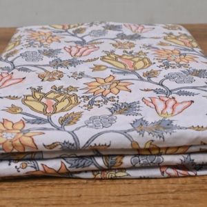 Tissu en coton blanc de qualité supérieure imprimé à la main, motif floral jaune pêche et vigne, pour la confection de vêtements, la confection de robes et l'ameublement. - Product Image 6