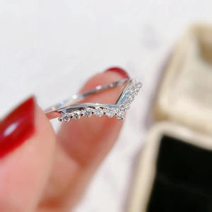 Bagues de mariage en argent sterling 925 plaqué rhodium, style hip-hop, motif chevron, empilables, pour demande en mariage, délicates, en forme de V, faites à la main, unisexe - Product Image 3