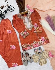 Ensemble Kurti, pantalon et dupatta ethniques pour filles avec broderies – Tenue de fête pour enfants - Product Image 5