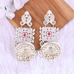 Pendientes étnicos con perlas y cristales rosas para mujer |   Joyería de Latón Plateado por Shilpi Impex - Product Image 4