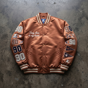 Veste de baseball en satin OEM pour femme, style urbain hiver, broderie, boutonnée, en soie, type bomber, manteau universitaire pour femme - Product Image 6