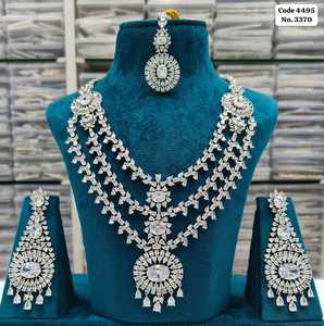 Elegante conjunto de collar nupcial en capas con detalles en azul zafiro y AD, con aretes y maang tikka para mujer - Product Image 1