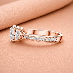 Bague de fiançailles en or rose à trois pierres serties de diamants, bijoux de mariée de luxe, élégante alliance pavée, bijoux fins, cadeau - Product Image 2
