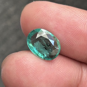 Esmeralda Natural de Zambia de Lujo, 3.25 Quilates, Verde Brillante, Ovalada, para Diseños de Joyería Fina Personalizada Premium - Product Image 2
