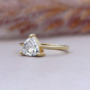 Bague de fiançailles solitaire minimaliste en diamant taille trillion, diamant de laboratoire - Product Image 1