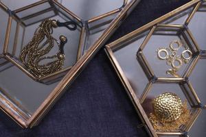 Caja Organizadora de Almacenamiento de Vidrio y Latón Dorado con Múltiples Compartimentos para Mini Cosméticos y Accesorios de Joyería - Product Image 6