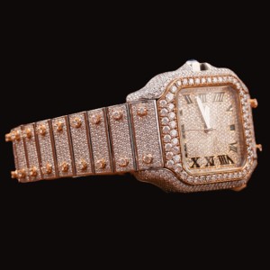 หน้าปัดทรงสี่เหลี่ยมจัตุรัสลายเลขโรมันสวยงาม ประดับเพชรโมอิสซาไนต์ทรงกลมสองสี ดีไซน์ฮิปฮอปทันสมัย เหมาะสำหรับทุกโอกาส ของขวัญสำหรับผู้ชาย - Product Image 4