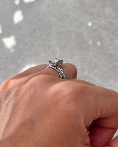 แหวนหมั้นและแหวนครบรอบเพชรเพาะเลี้ยง Platinum 950 ระดับไฮเอนด์สุดหรู รับรองโดย IGI ทรงสี่เหลี่ยม Asscher Bezel จากผู้ผลิต - Product Image 5