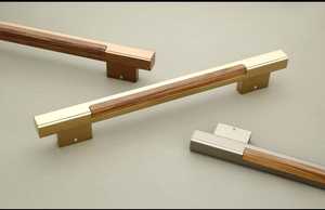 Rampe d'escalier élégante en acier inoxydable pour cabine d'ascenseur, fabrication sur mesure, support universel pour ascenseur, intérieur d'hôtel moderne, architecture. - Product Image 3