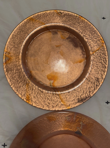 Assiette de présentation métallique texturée effet marbre, couleur or rose vieilli, style vintage, avec base en cuivre vieilli or rose - Product Image 5