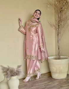 Ensemble Anarkali brodé rose avec dupatta, tenue traditionnelle indienne et pakistanaise pour femme, idéal pour mariage, coupe régulière, longueur cheville - Product Image 1