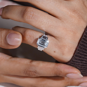 Bague de fiançailles et de mariage classique en or avec diamant émeraude de 4 carats cultivé en laboratoire, certifié IGI, sertissage invisible, idéale pour les fêtes - Product Image 1