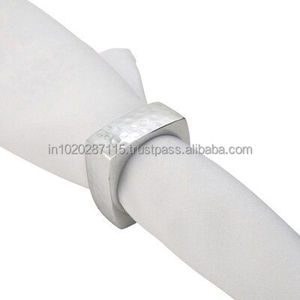 Servilletero de metal con detalles pintados a mano, perfecto para mesas de brunch de primavera o verano en jardines al aire libre - Product Image 4