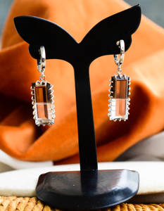 Boucles d'oreilles pendantes rectangulaires en quartz fumé et transparent Twilight Clarity avec un style tendance et à la mode pour femmes - Product Image 2