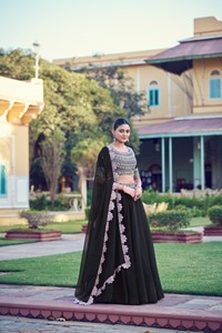Conjunto de Saree de Seda Satinada Negra con Blusa Pesada y Bordado de Lentejuelas Moti, Traje Indio para Bodas y Fiestas - Product Image 4