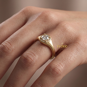 Bague de fiançailles, de mariage ou d'anniversaire de luxe en argent plaqué, sertie d'un halo de diamants de laboratoire VVS de 0,60 carat, style signet - Product Image 4