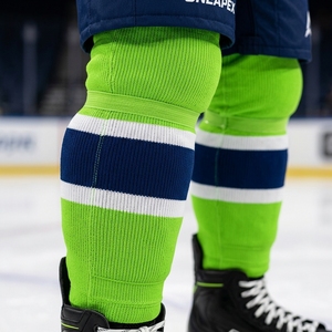 Ensemble d'uniformes de hockey sur glace personnalisés vert et bleu roi, manches longues, shorts, gants, chaussettes, respirant, fabricant de vêtements de sport en gros OEM - Product Image 4